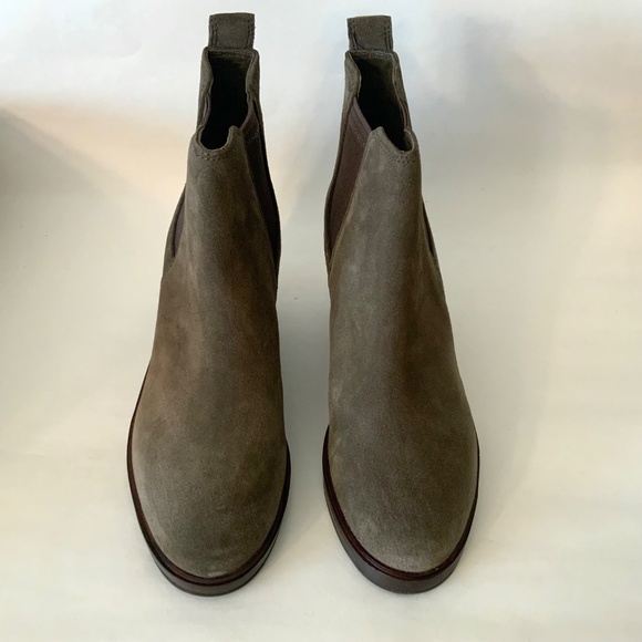 Clarks Women's Clarkdale 2 Top Olive Suede Wedged Bootie Chelsea Ankle Boots 9 - Picture 8 of 13